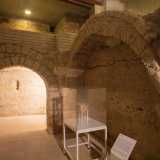 Notiamo infatti archi e costoloni che reggono la struttura risalenti a epoche ben pi� recenti di quella bizantina